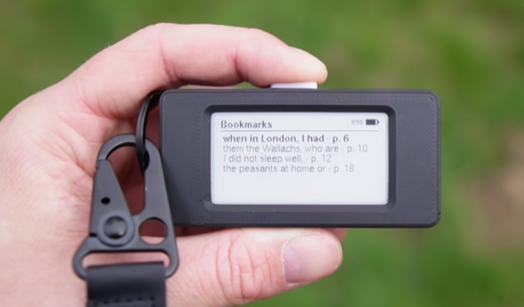 YouTuber Bikin E-Reader Mini Seukuran Jempol, Bisa Simpan 10 Buku Digital