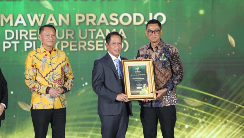 Dirut PLN Darmawan Prasodjo Raih Penghargaan Green Leadership, PLN Borong 11 PROPER Emas KLH 2025
