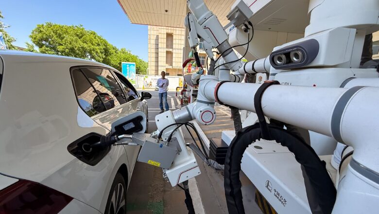 Canggih! SPBU di China Gunakan Robot Isi Bensin Otomatis, Proses Hanya 120 Detik