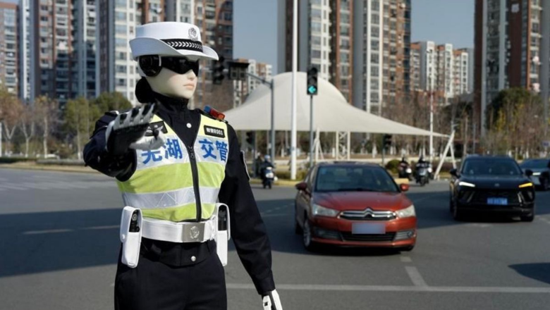 China Kerahkan Polisi Robot AI untuk Atur Lalu Lintas Libur Panjang
