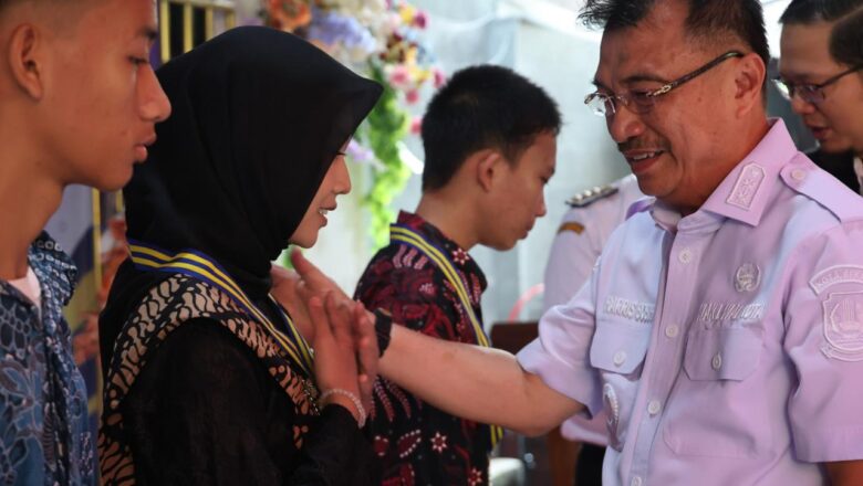 Hadiri Pelepasan Sekolah, Plh Wali Kota Bekasi Harris Bobihoe