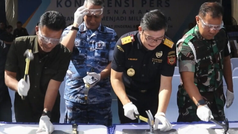 58 iPhone Sitaan Bea Cukai Aceh Dihancurkan Pakai Palu dan Gerinda
