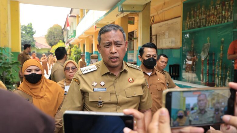 Terapkan PJJ, Wali Kota Tri Adhianto Tinjau Aktifitas Pembelajaran