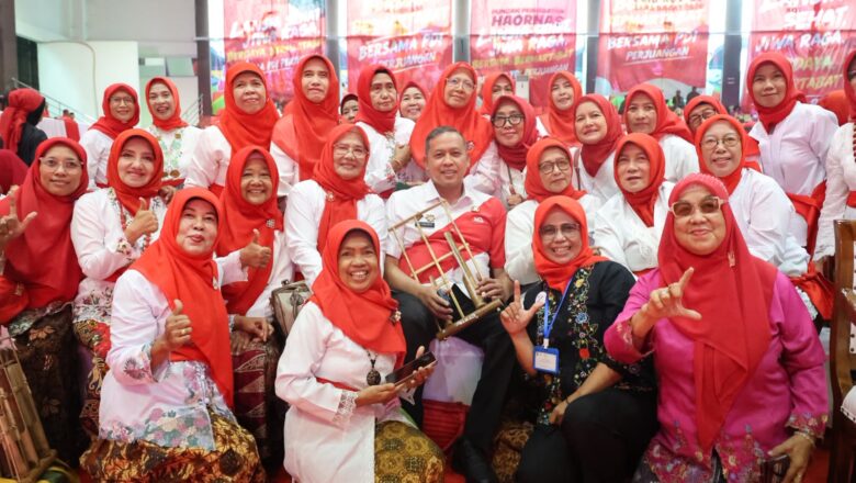 Hari Lansia Sedunia di Bekasi, 1.500 Lansia Ikut Fashion Show